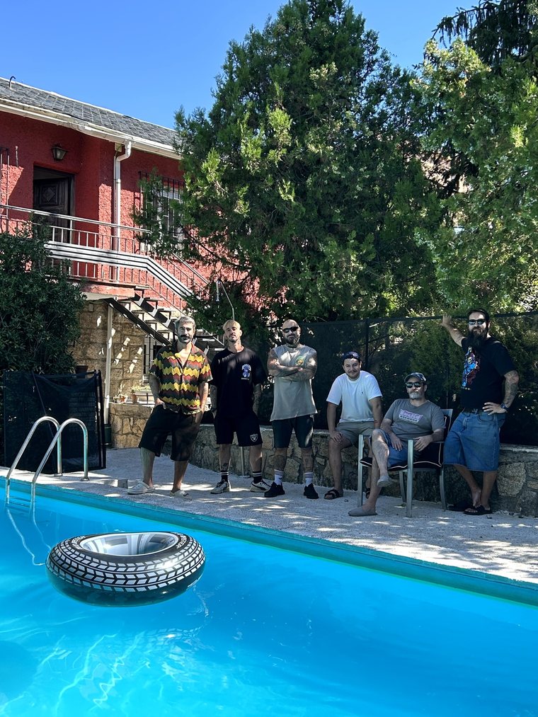 Los seis de Chiquita Movida junto a una piscina en una casa rural, el origen del grupo